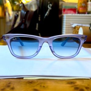 🕶️ Ray-Ban Wayfarer Sunglasses